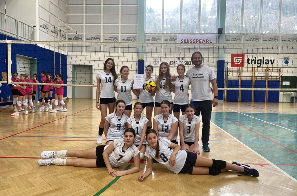 DEKLICE OŠ DESKLE ZMAGALE NA TURNIRJU V MALI ODBOJKI